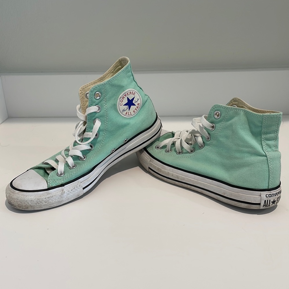 Converse Chuck Taylor All Star Classic High Top Women’s Size 9/Men’s Size 7